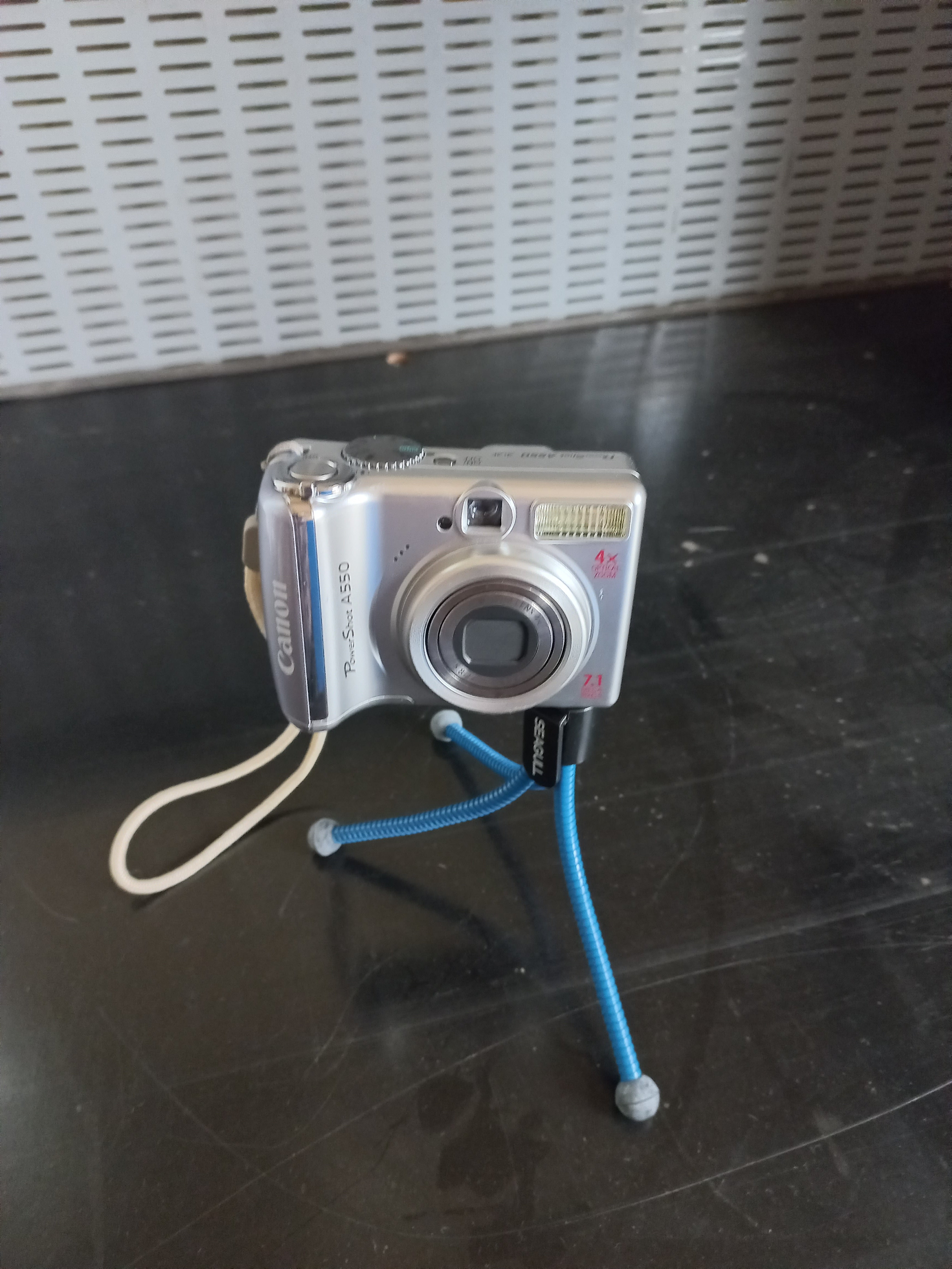 📷 Canon Powershot A550 Digital Camera with Bendy Seagull Stand