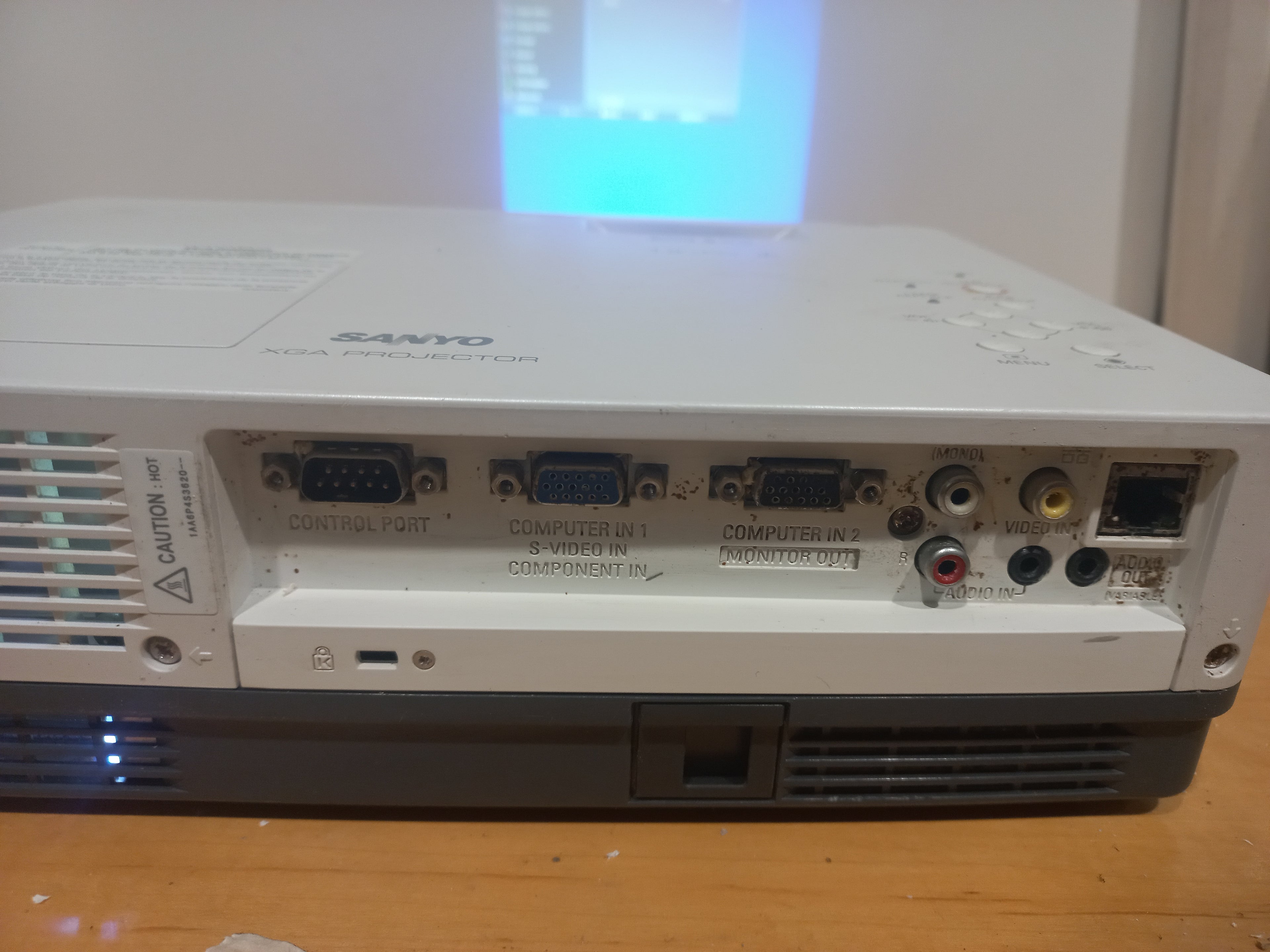 🎥 Sanyo PLC-XD2600 XGA LCD Projector