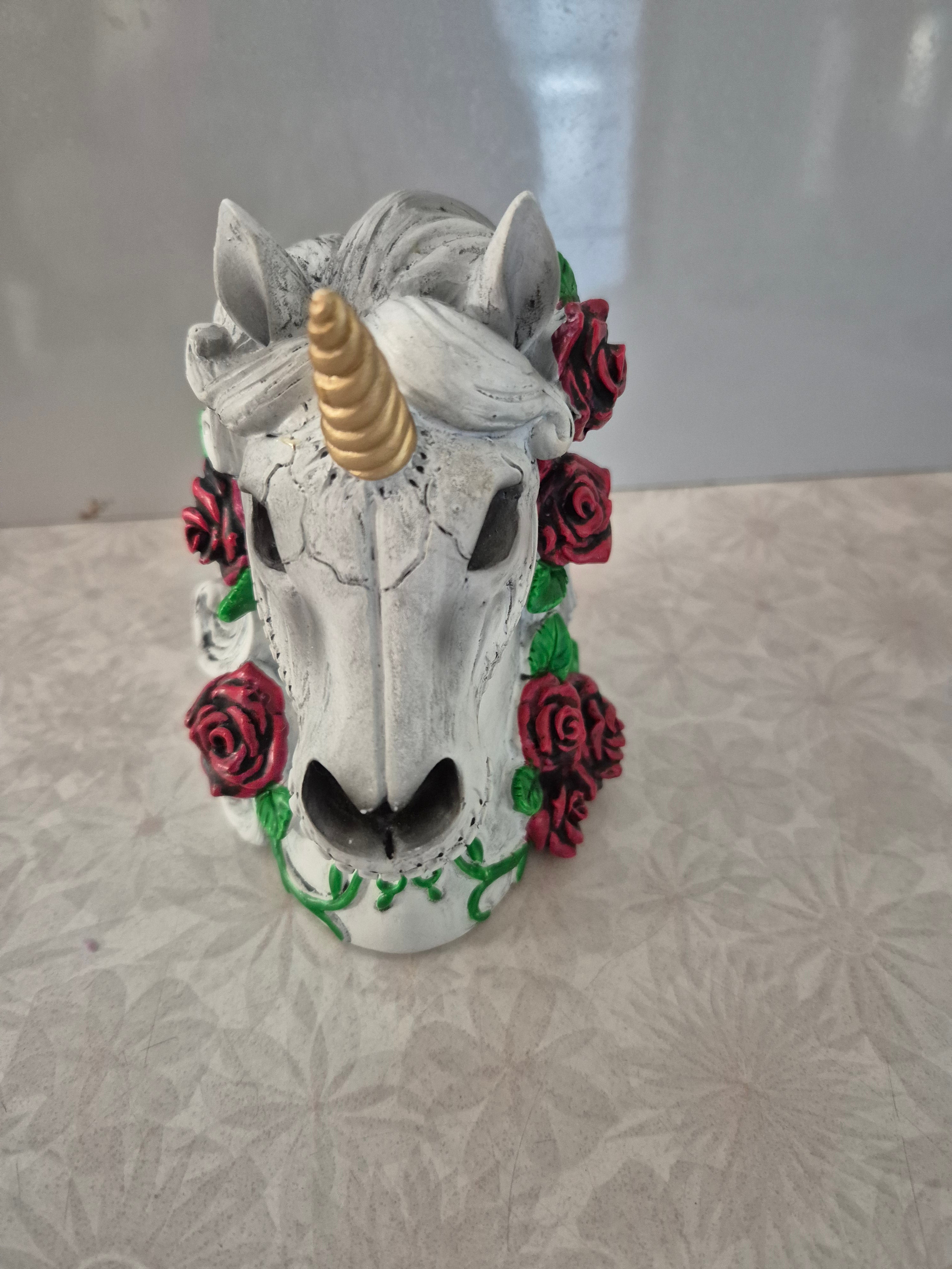 🦄 Gothic Unicorn Head Ceramic Moneybox – Rose Garland &amp; Gold Horn 🌹✨
