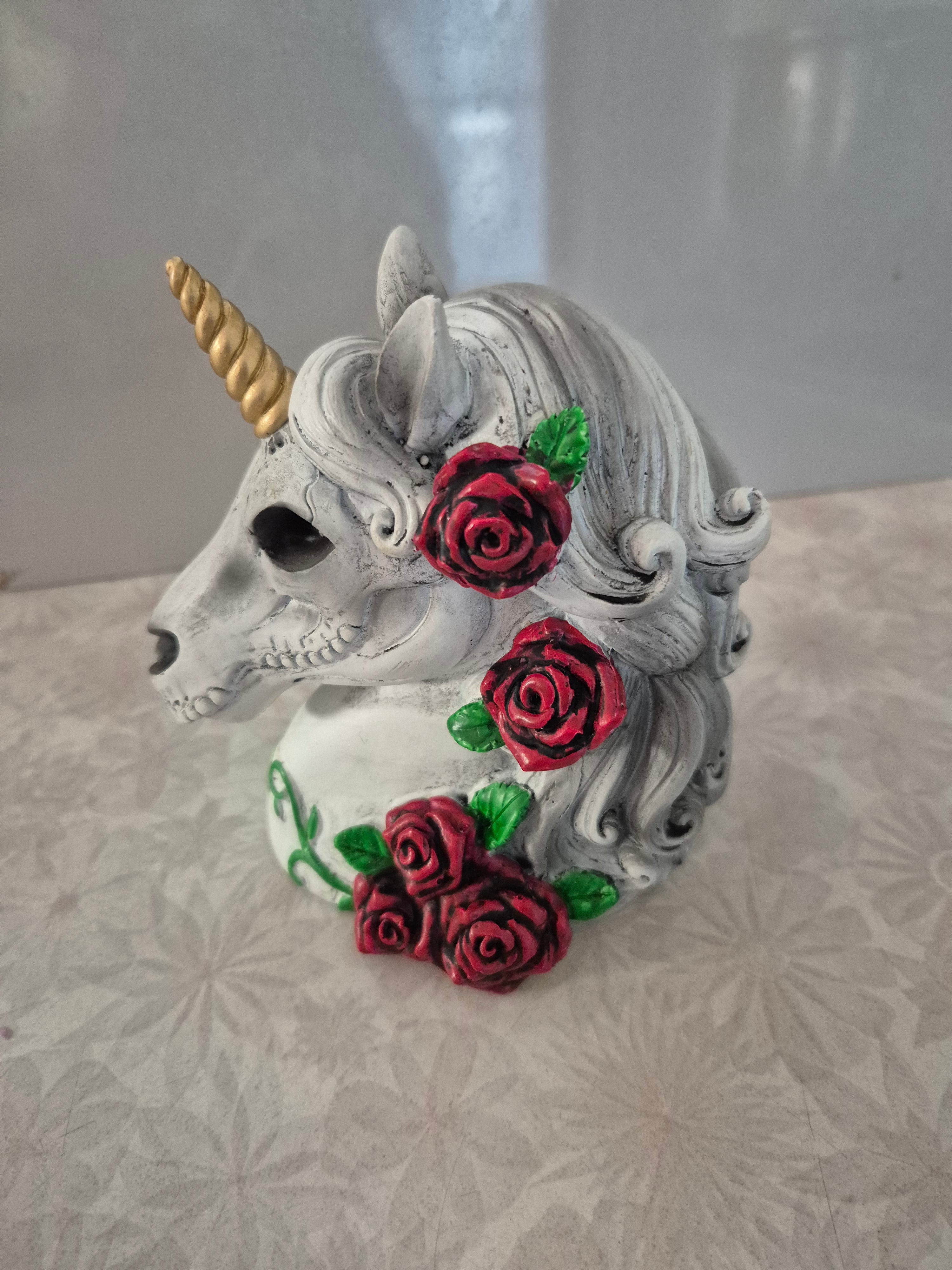 🦄 Gothic Unicorn Head Ceramic Moneybox – Rose Garland &amp; Gold Horn 🌹✨
