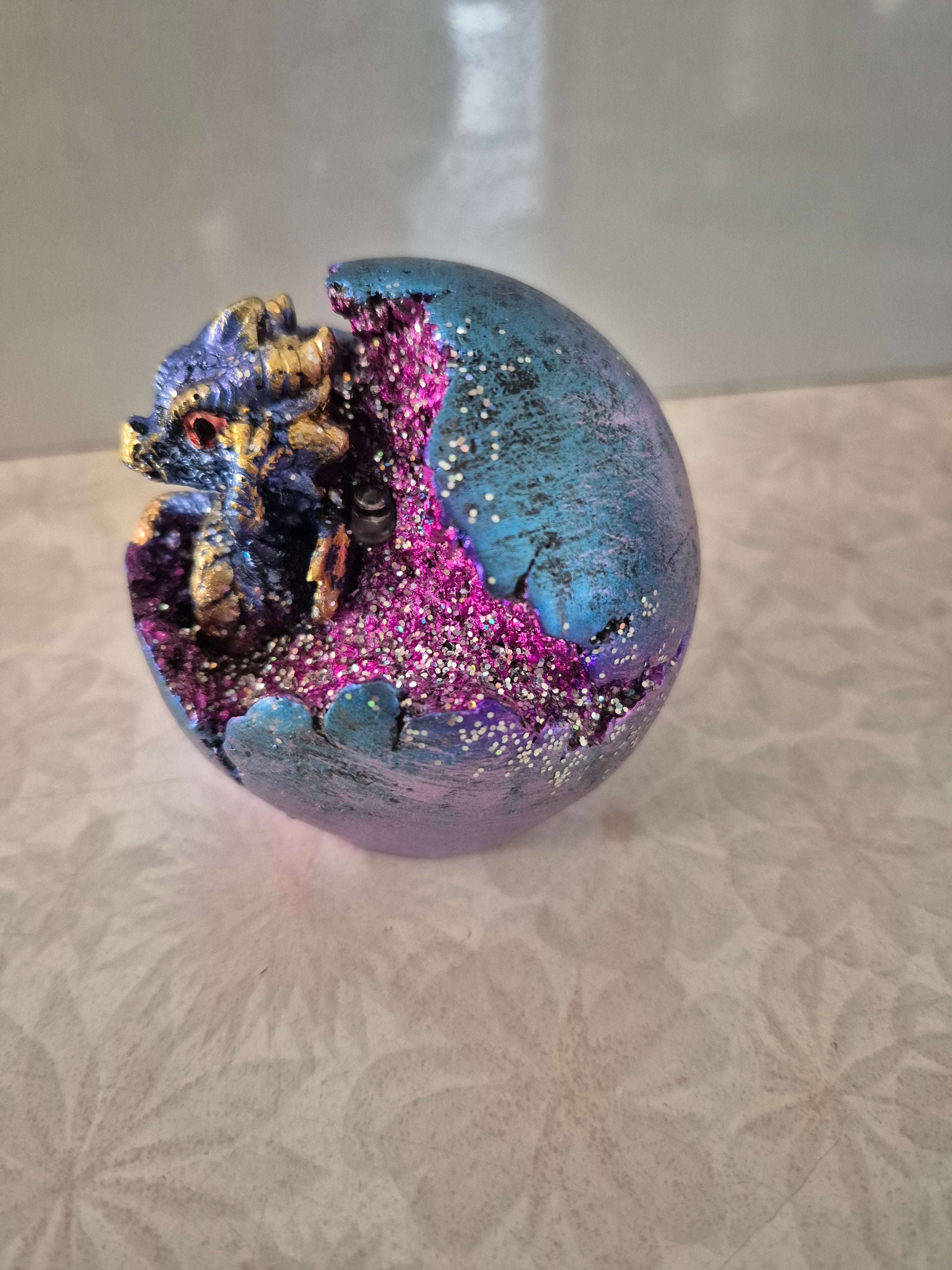 🐉 Baby Dragon Hatching from Egg – LED Light Feature – Brand New in Box ✨