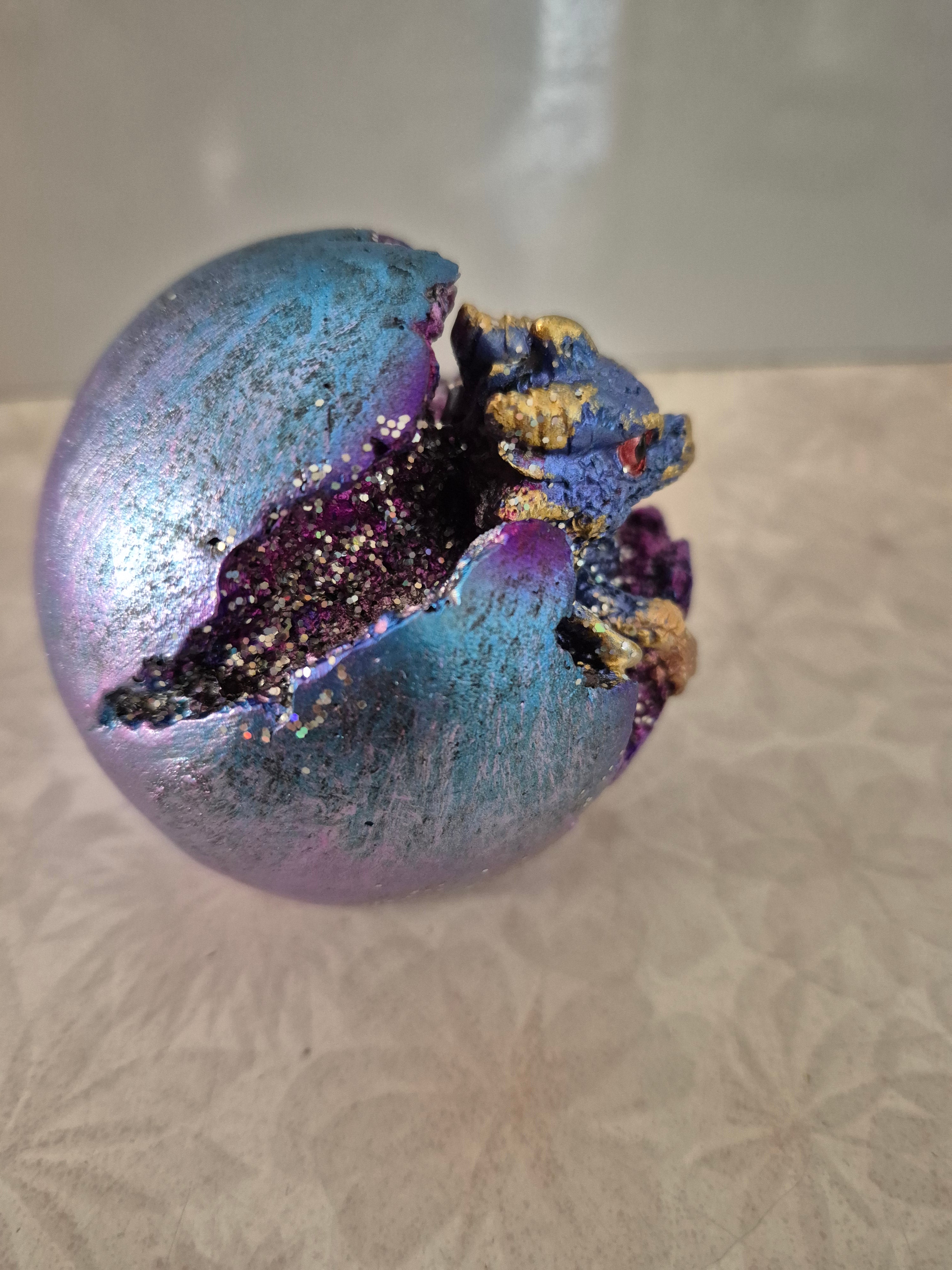 🐉 Baby Dragon Hatching from Egg – LED Light Feature – Brand New in Box ✨