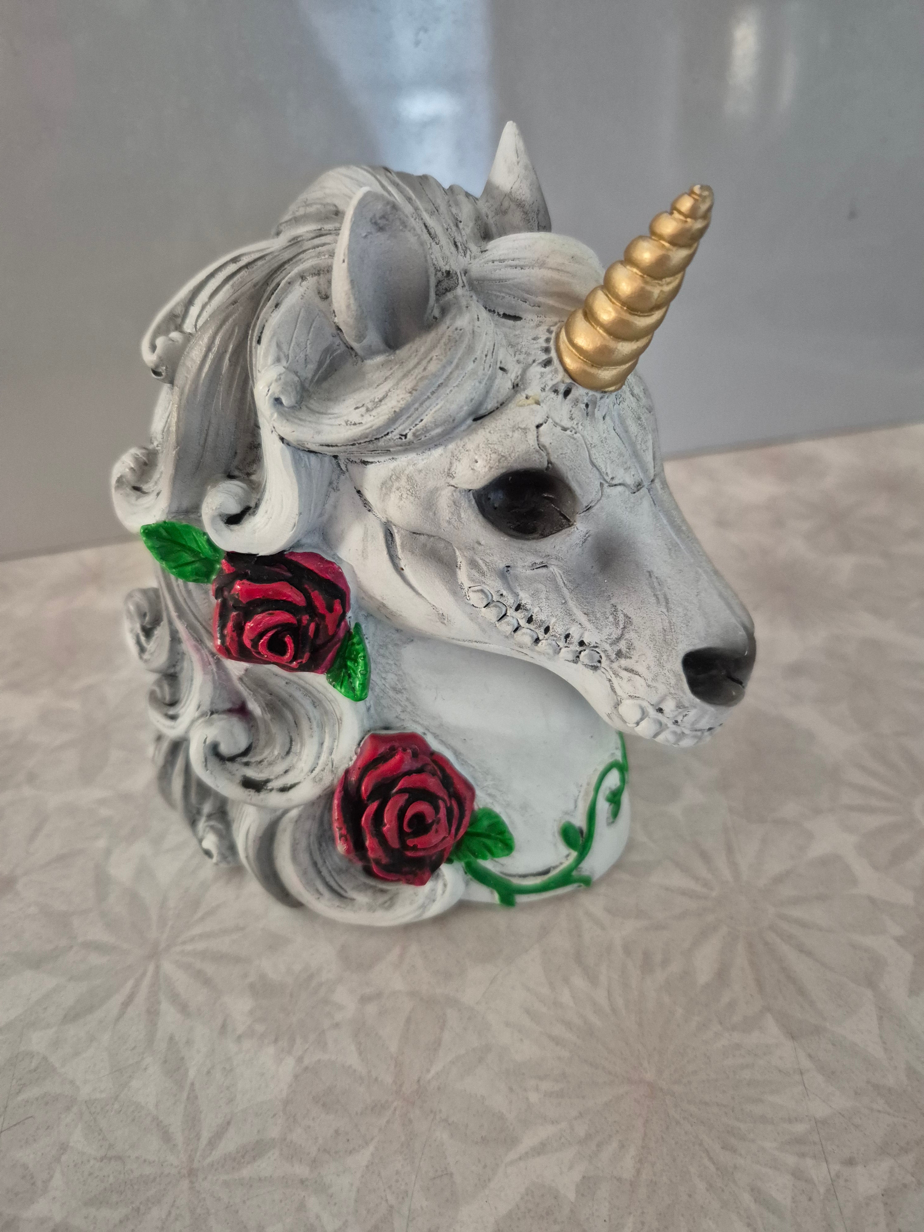 🦄 Gothic Unicorn Head Ceramic Moneybox – Rose Garland &amp; Gold Horn 🌹✨