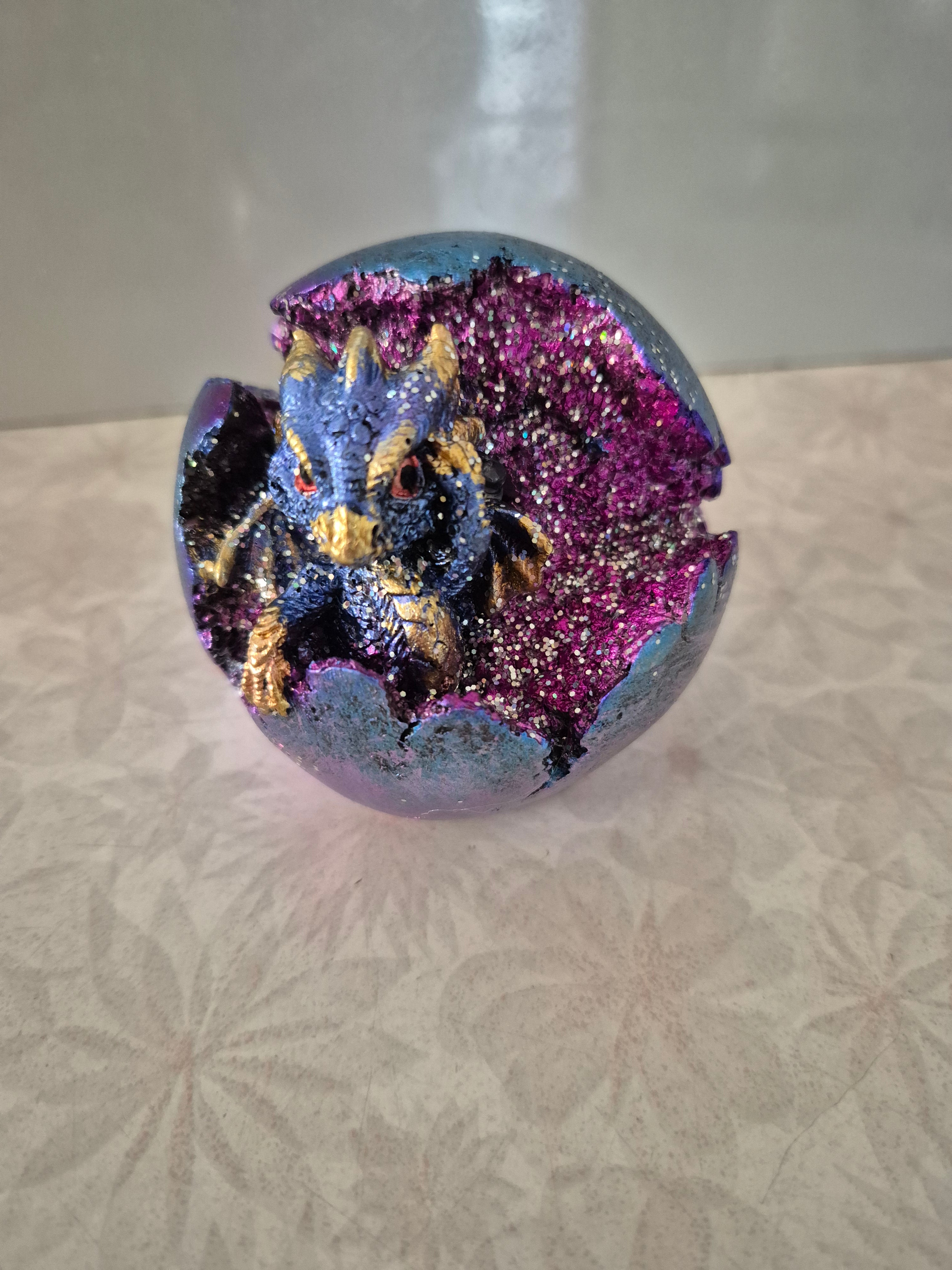 🐉 Baby Dragon Hatching from Egg – LED Light Feature – Brand New in Box ✨