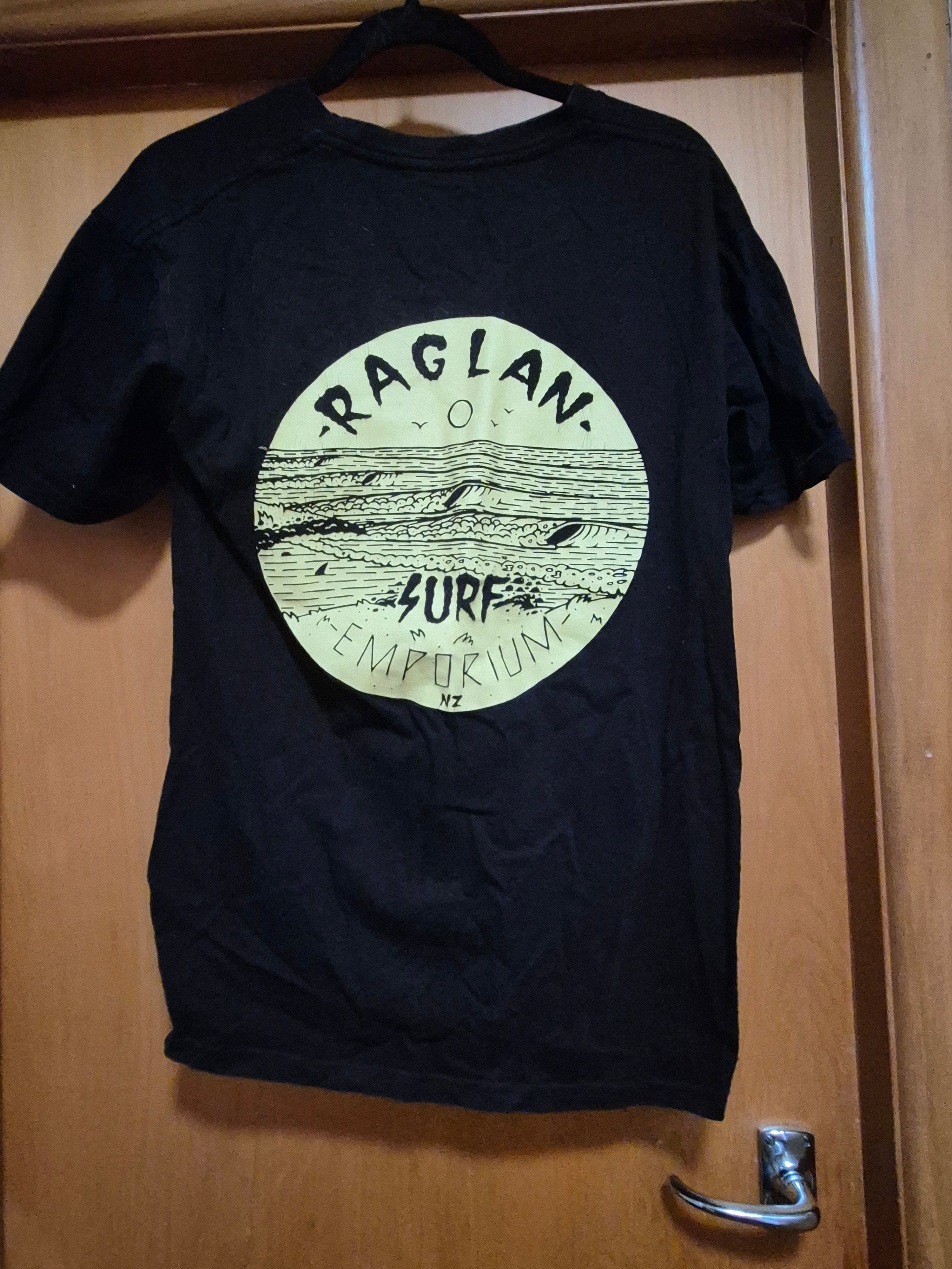 👕 Raglan Surf Emporium NZ Men’s T-Shirt – Size M 🖤