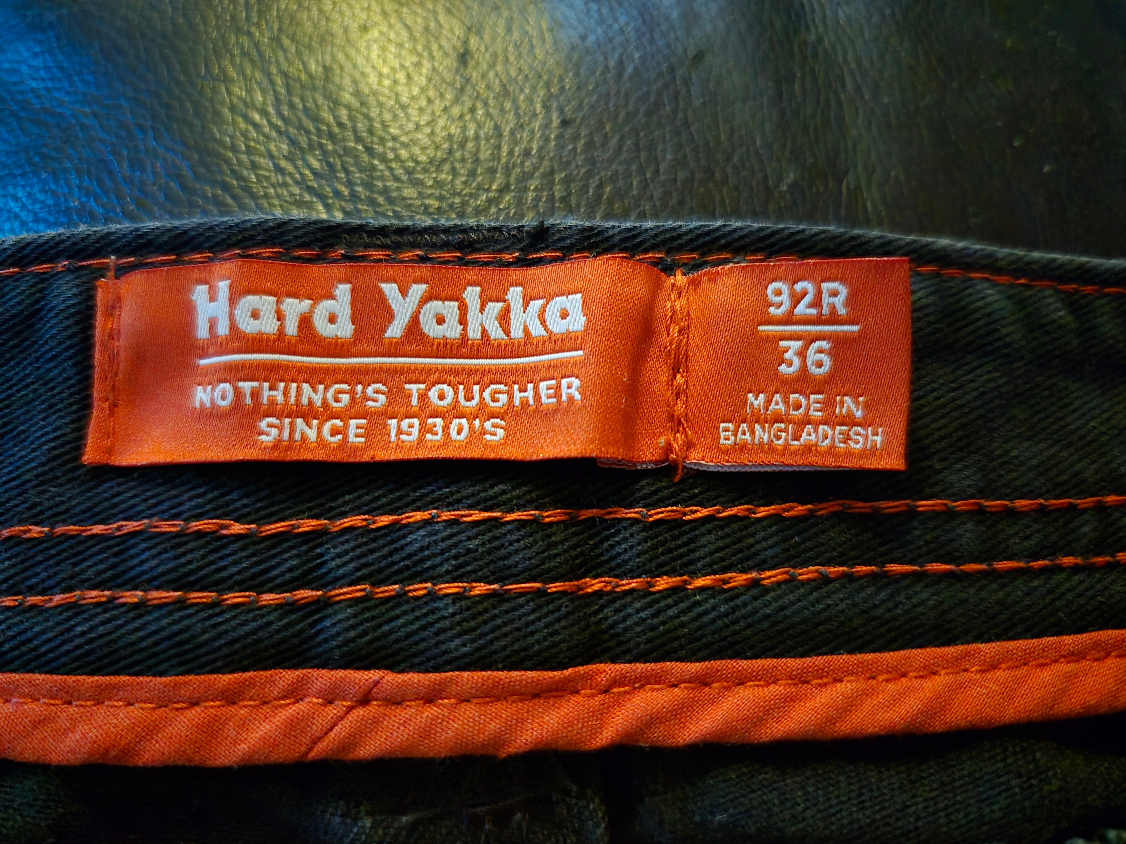 🛠️ Hard Yakka Men's Black Denim Shorts – Size 92R / 36