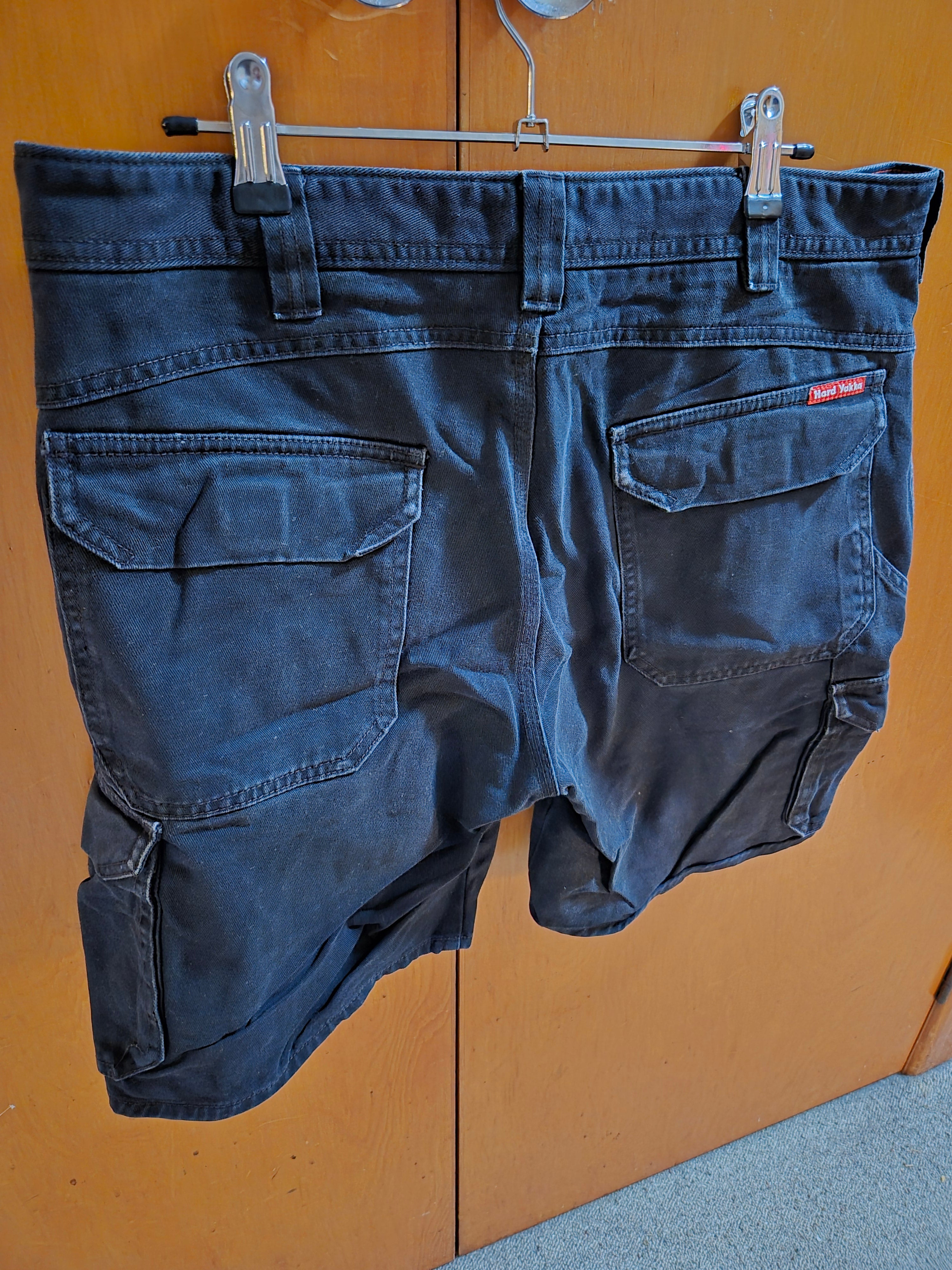 🛠️ Hard Yakka Men's Black Denim Shorts – Size 92R / 36