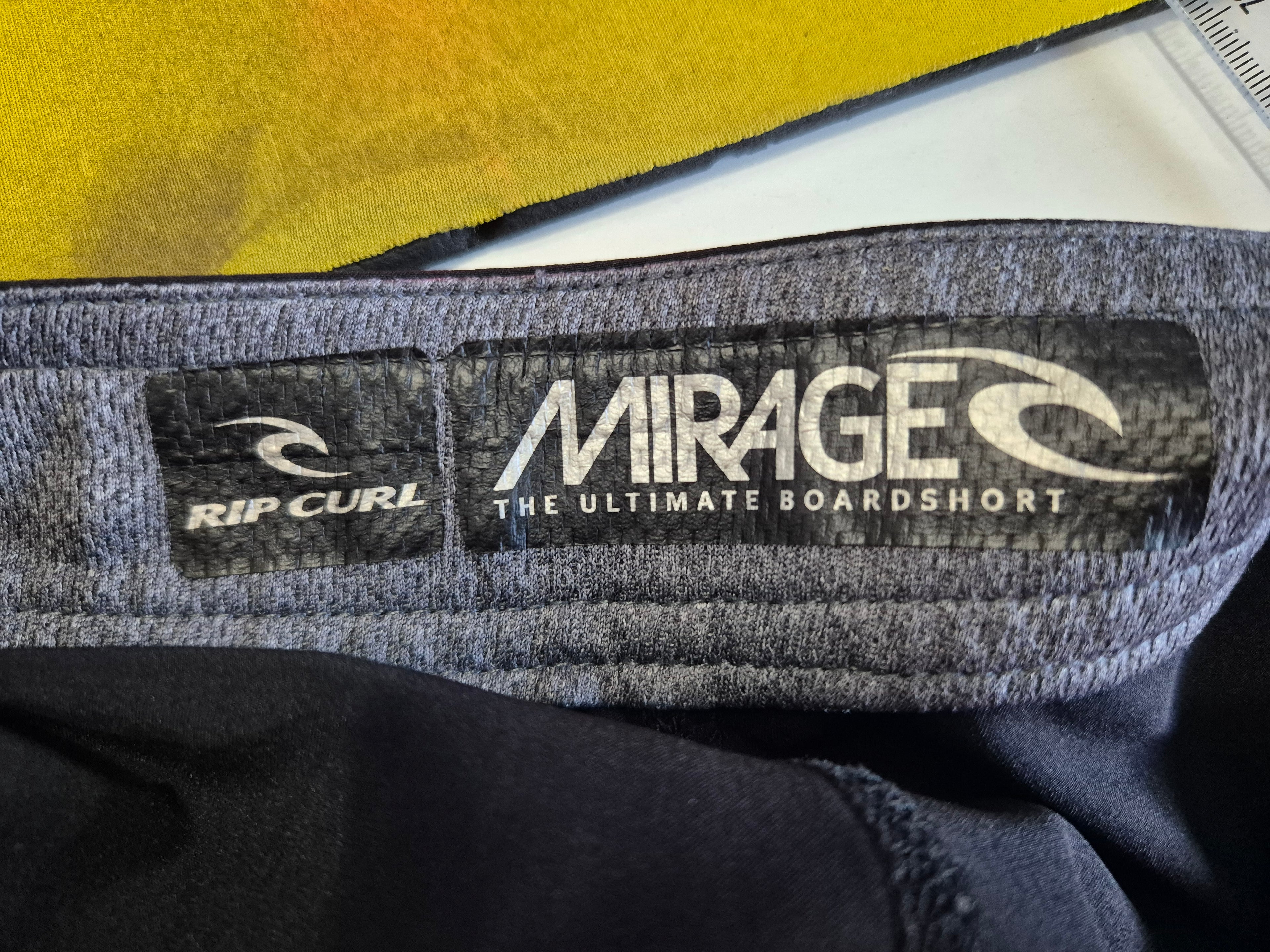 🌊 Rip Curl Mirage Men’s Board Shorts – Approx. Size 32 (40cm Waist) 🖤