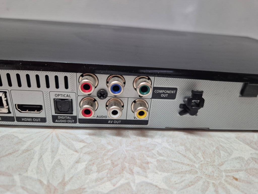 Samsung BD-D5500 Blu-ray Player in good working condition.