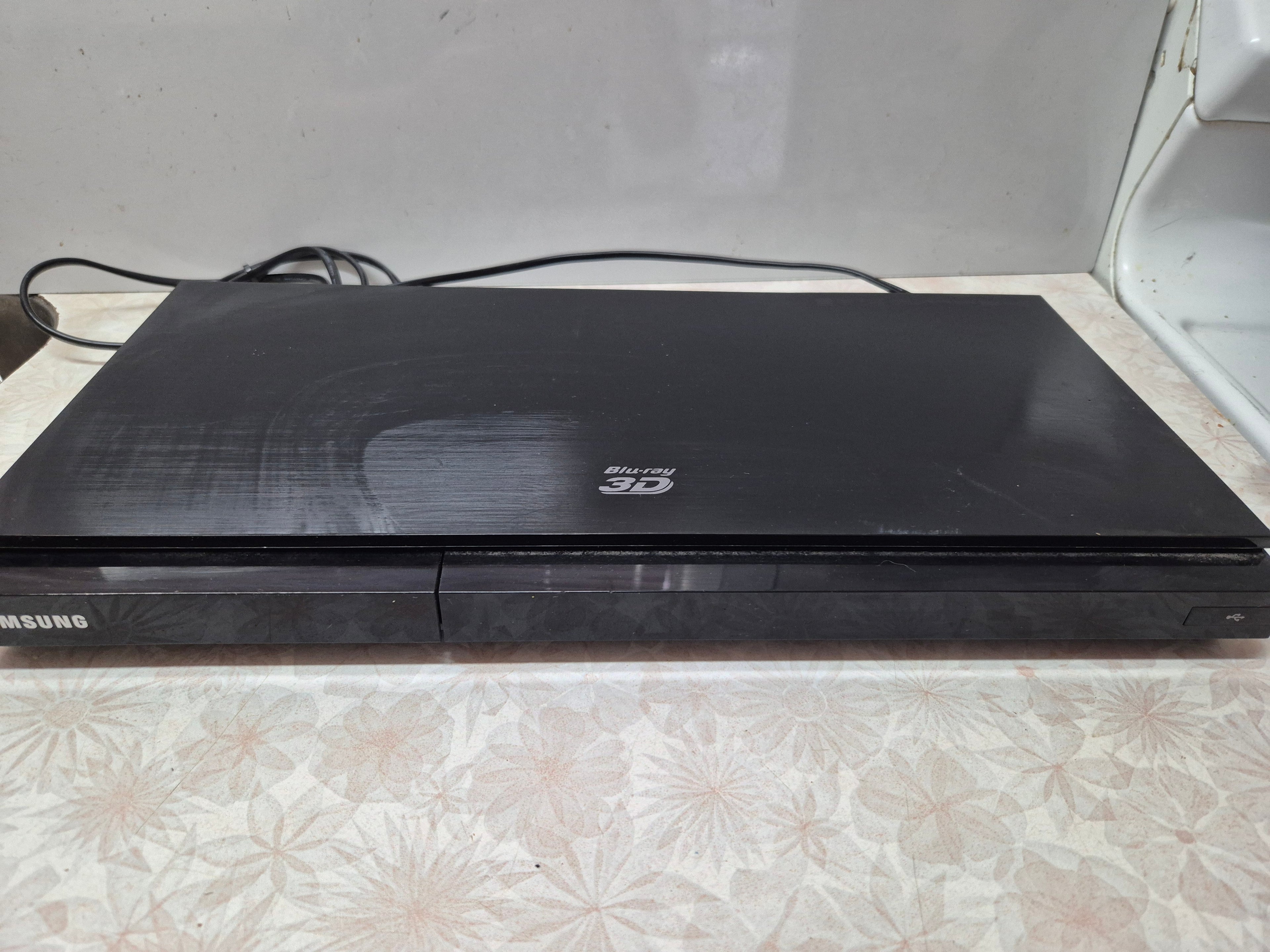 Samsung BD-D5500 Blu-ray Player in good working condition.