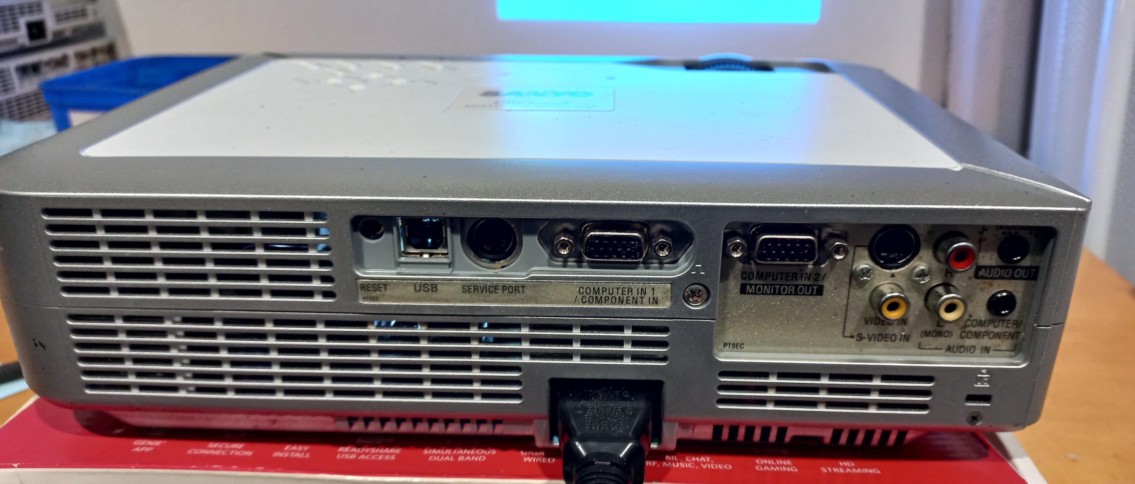 🎥 Sanyo PROxtraX Multiverse Projector – Model PLC-XU74