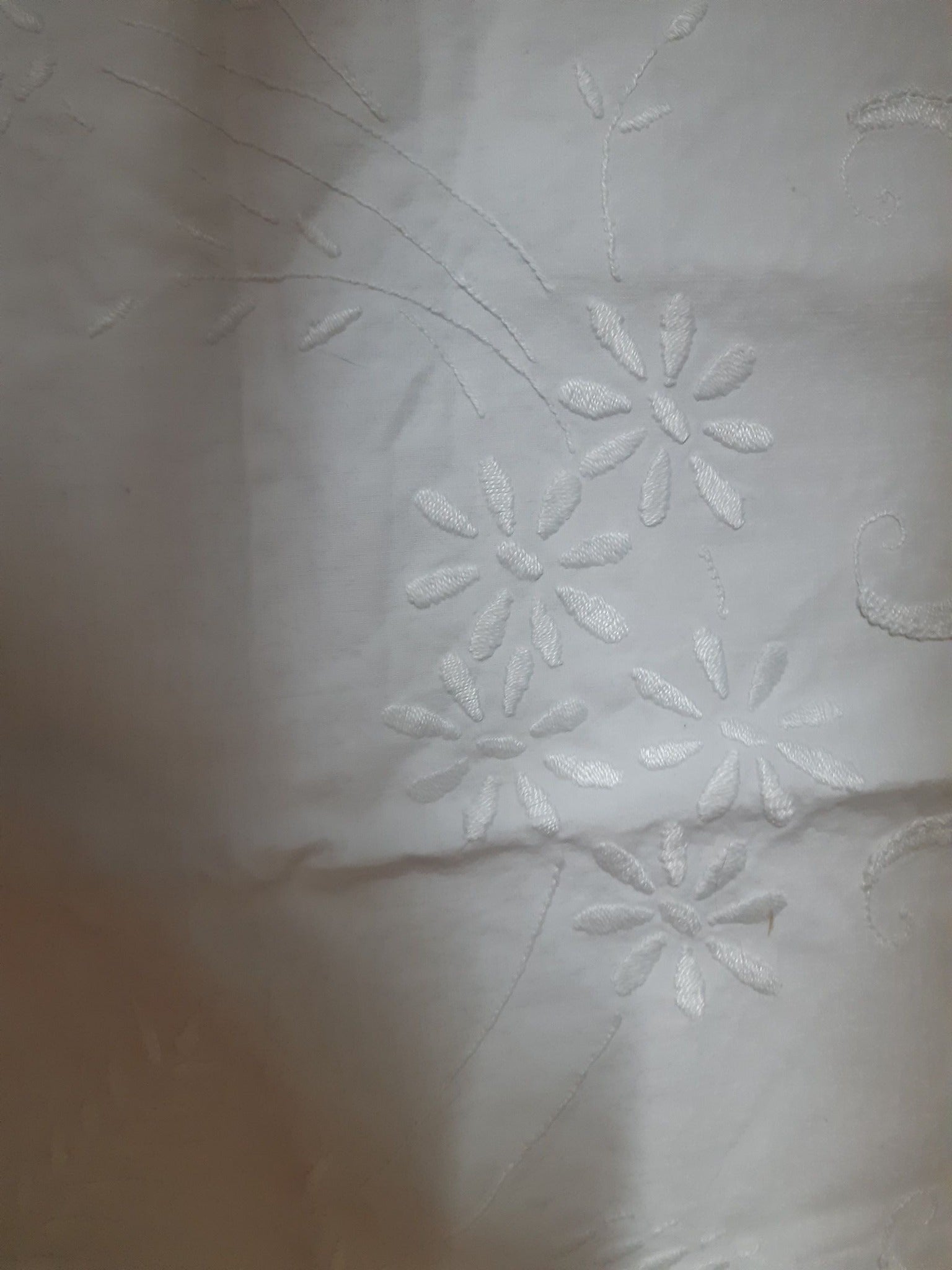 🕊️ Vintage Embroidered White Cotton Table Doily – Elegant &amp; Timeless 🕊️